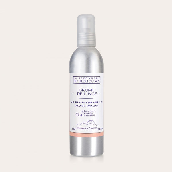 Acqua di lavanda fresca con oli essenziali di lavanda e lavandini, come in provenza